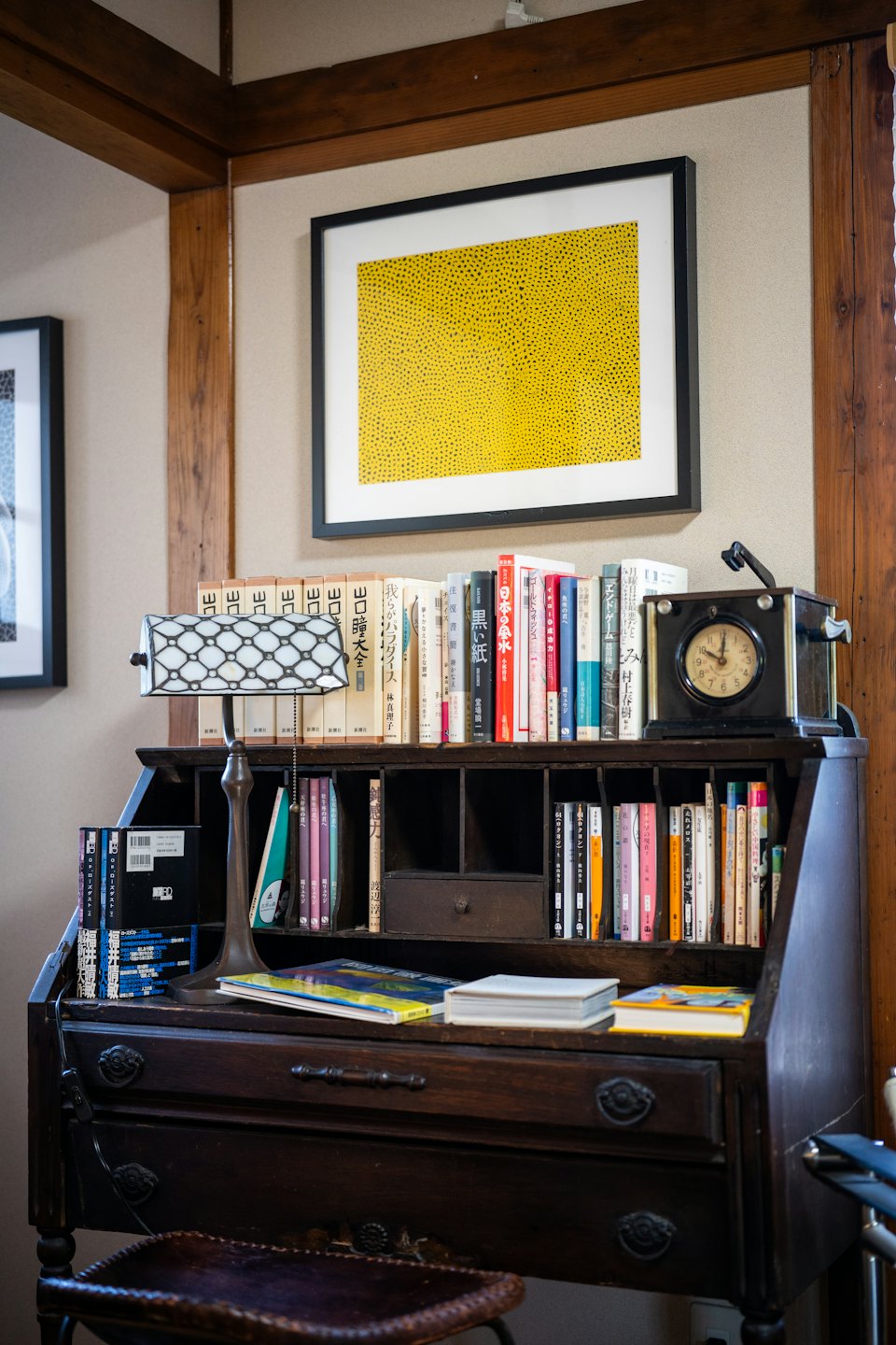 Sekretär mit Büchern und einer Vintage-Lampe.